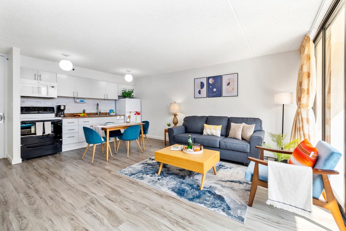 Airy condo w/ balcony near Waikiki Beach - Photo 4