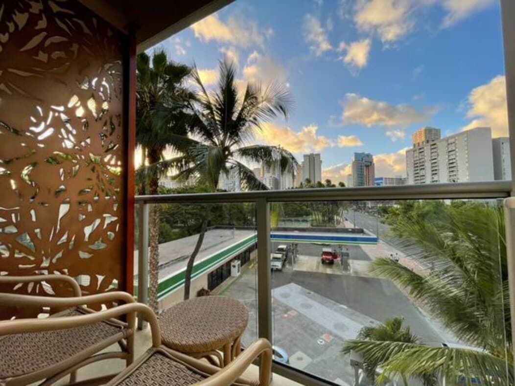 Condo in Honolulu · ★4.67 · Studio · 2 beds · 1 private bath - Photo 3