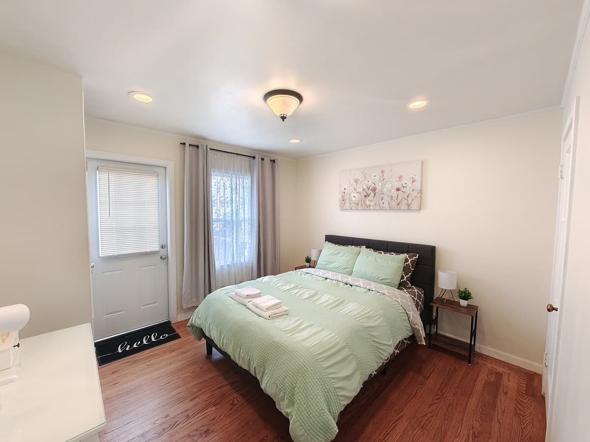 Newly Remodeled 2nd Floor Home, Private Deck - Photo 3