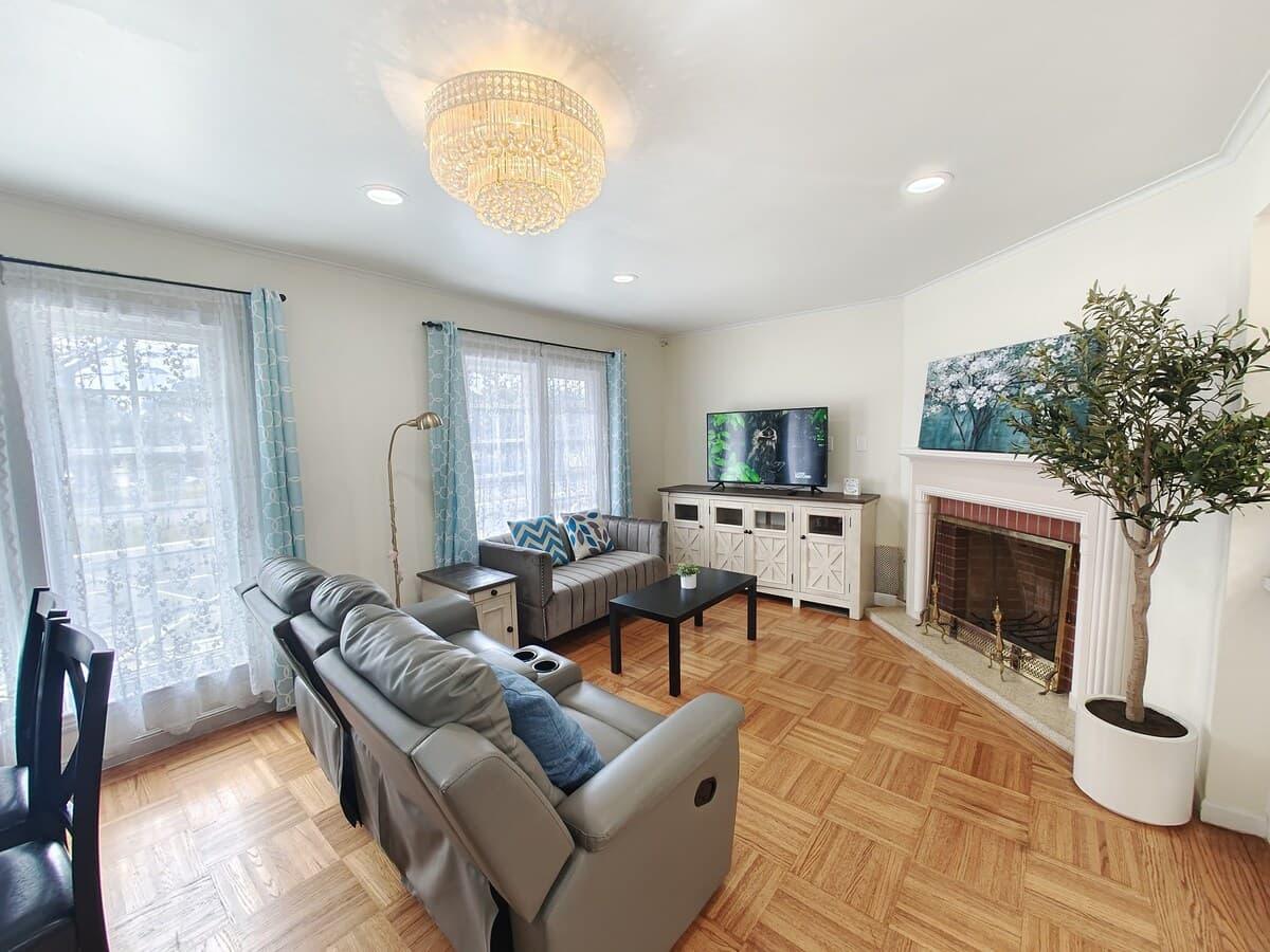 Newly Remodeled 2nd Floor Home, Private Deck - Photo 2