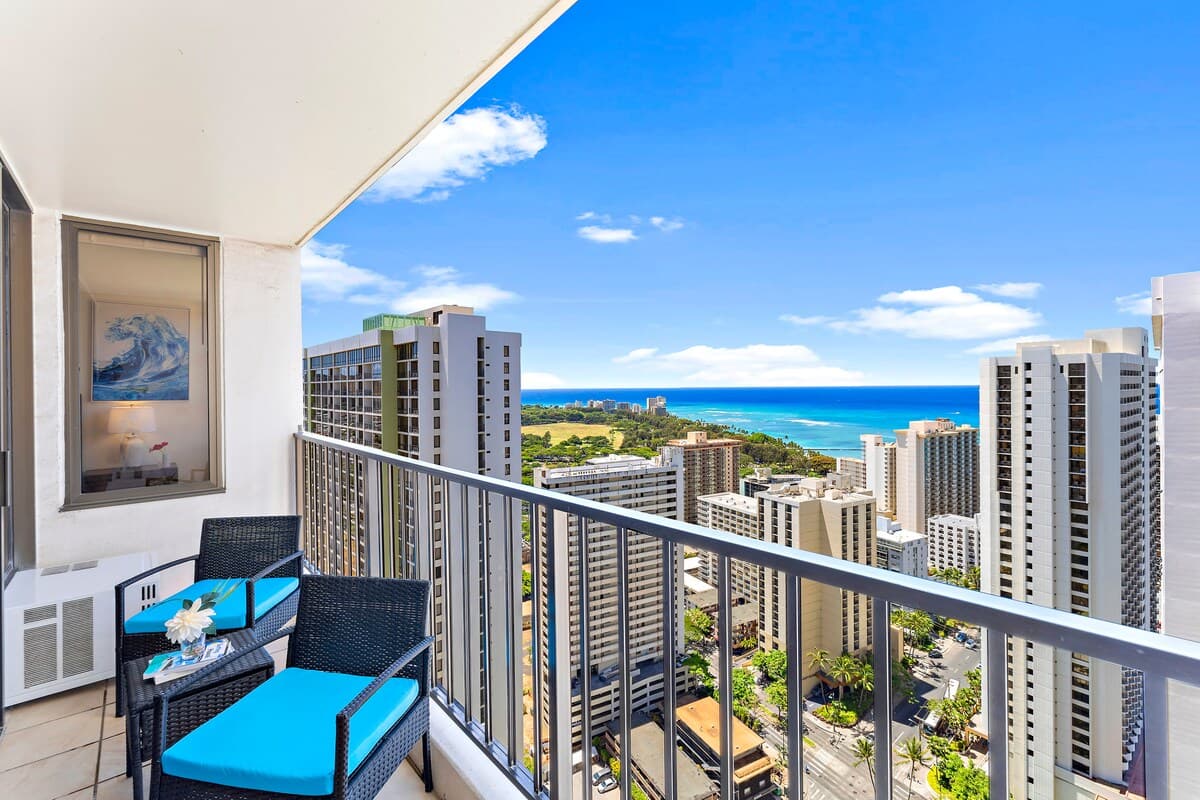 Condo in Honolulu · ★4.81 · 1 bedroom · 2 beds · 1 private bath - Photo 4