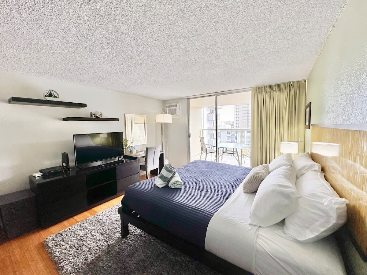 Skyline-Pool View-King Studio-Central Waikiki - Photo 1