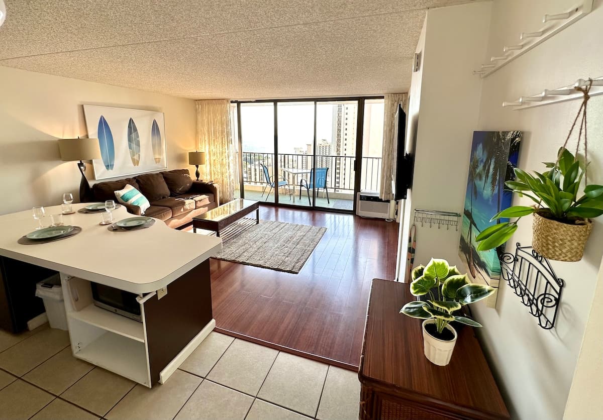 Kingsize bed | near Waikiki beach | Free Parking! - Photo 3