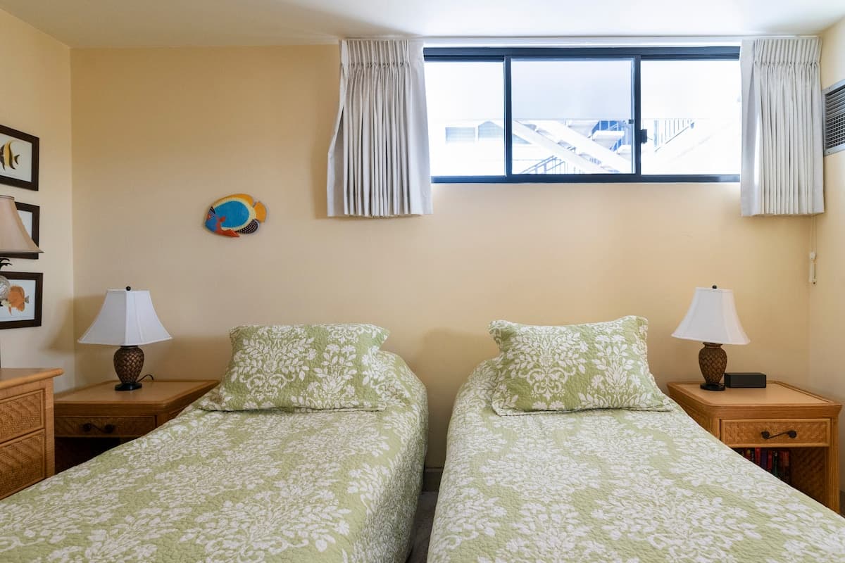 Stunning 2BD/2BA Oceanfront Condo - Photo 2