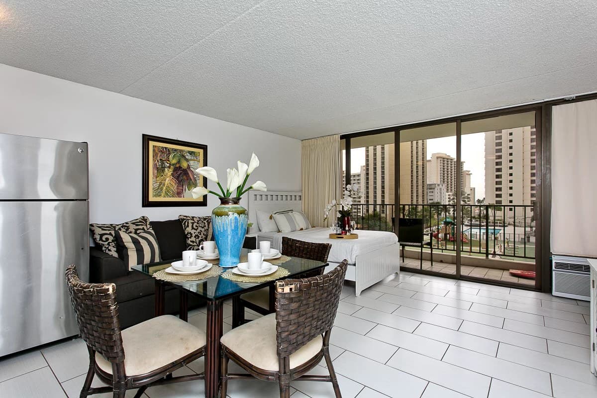 Condo in Honolulu · ★4.65 · 1 bedroom · 3 beds · 1 private bath - Photo 5