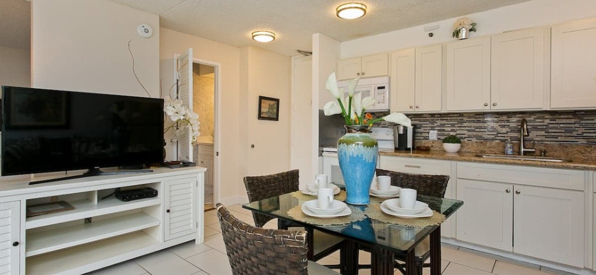 Condo in Honolulu · ★4.65 · 1 bedroom · 3 beds · 1 private bath - Photo 4
