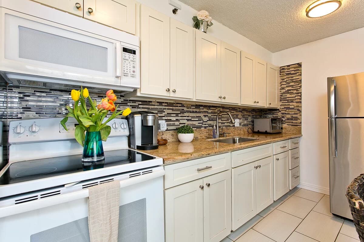 Condo in Honolulu · ★4.65 · 1 bedroom · 3 beds · 1 private bath - Photo 2