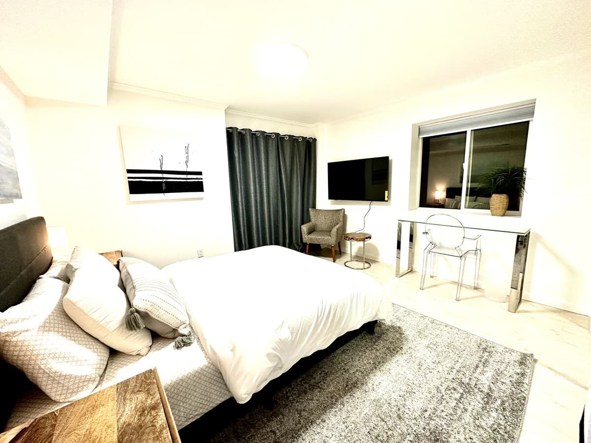 Spacious & Charming 2BR/1BA Unit - Photo 2