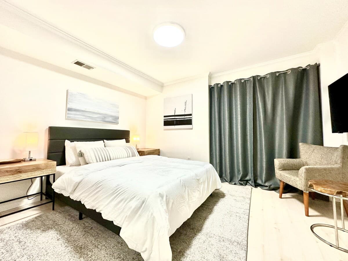 Spacious & Charming 2BR/1BA Unit - Photo 1