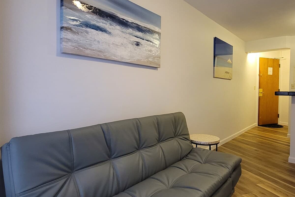 Condo in Honolulu · ★4.78 · 2 bedrooms · 3 beds · 1 private bath - Photo 2