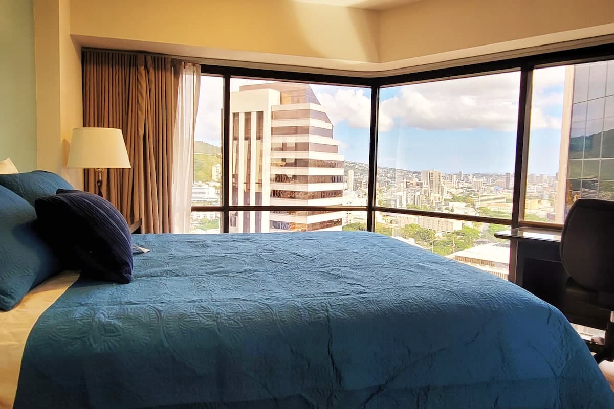 Condo in Honolulu · ★4.78 · 2 bedrooms · 3 beds · 1 private bath - Photo 1