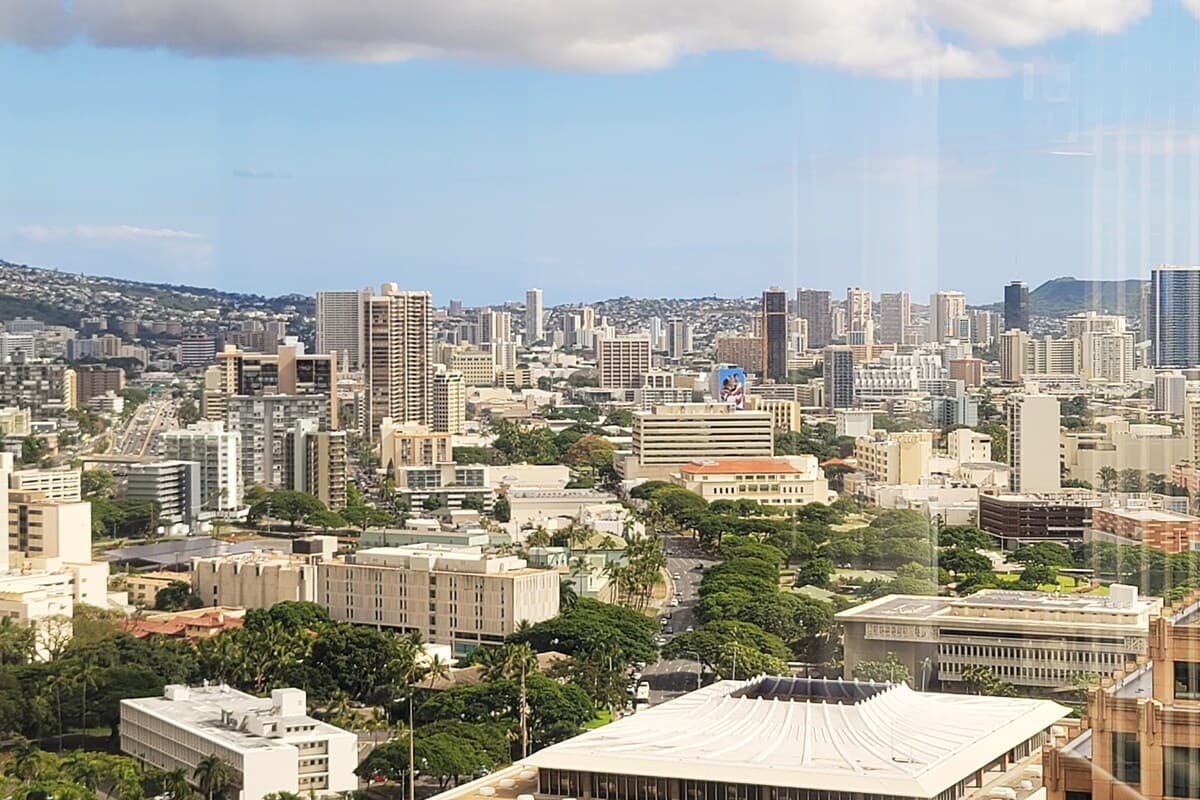 Condo in Honolulu · ★4.78 · 2 bedrooms · 3 beds · 1 private bath - Photo 4