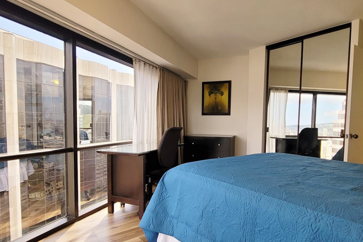Condo in Honolulu · ★4.78 · 2 bedrooms · 3 beds · 1 private bath - Photo 3