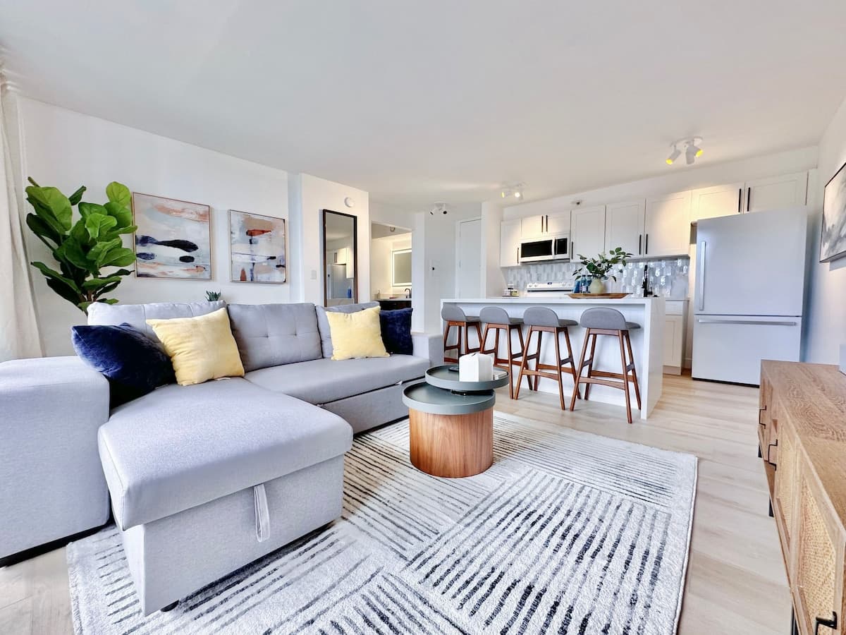 22FL-Newly Remodeled Waikiki Banyan 1BR w/Parking~ - Photo 2
