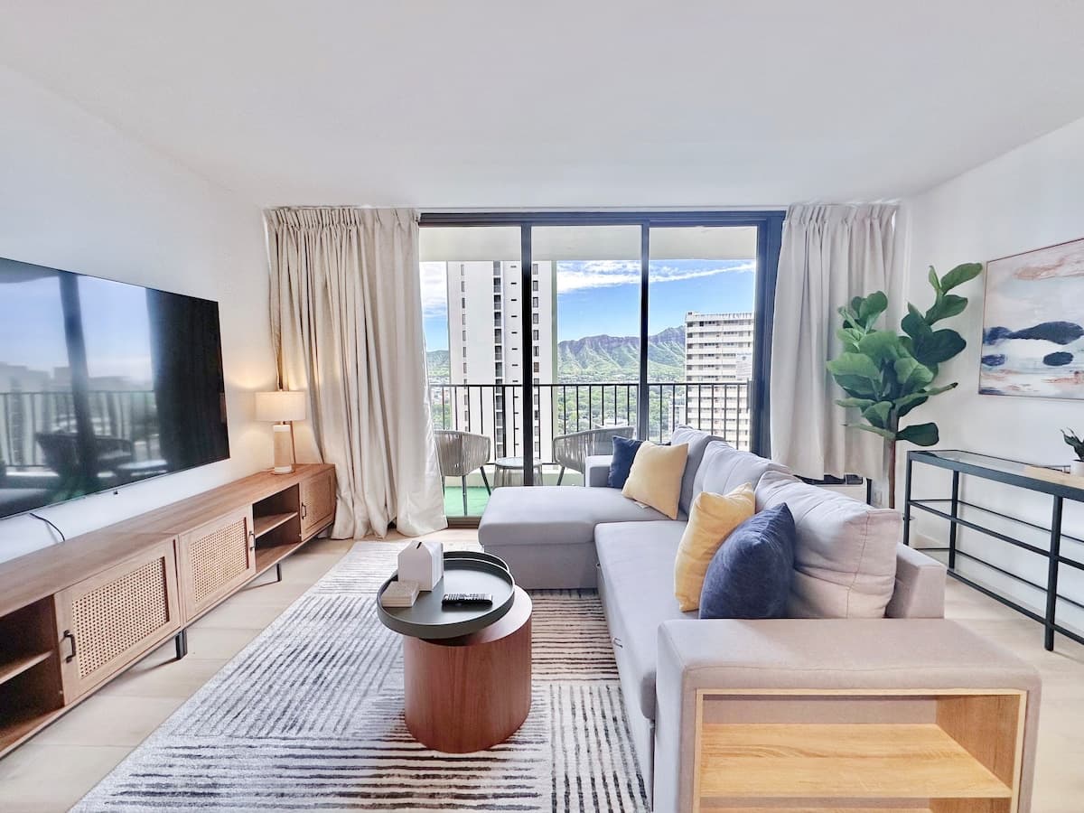 22FL-Newly Remodeled Waikiki Banyan 1BR w/Parking~ - Photo 1