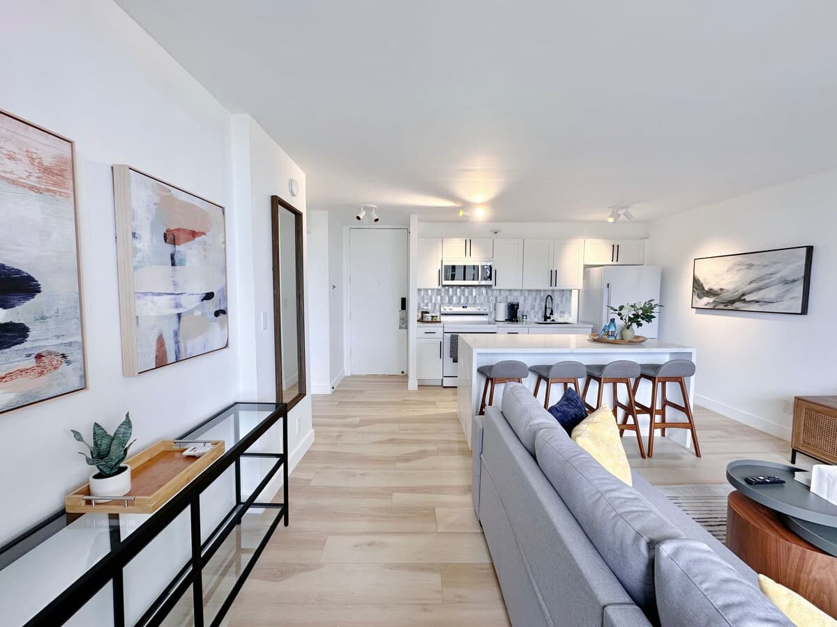 22FL-Newly Remodeled Waikiki Banyan 1BR w/Parking~ - Photo 5