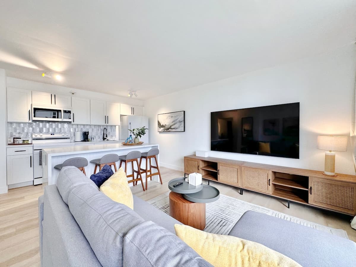 22FL-Newly Remodeled Waikiki Banyan 1BR w/Parking~ - Photo 4