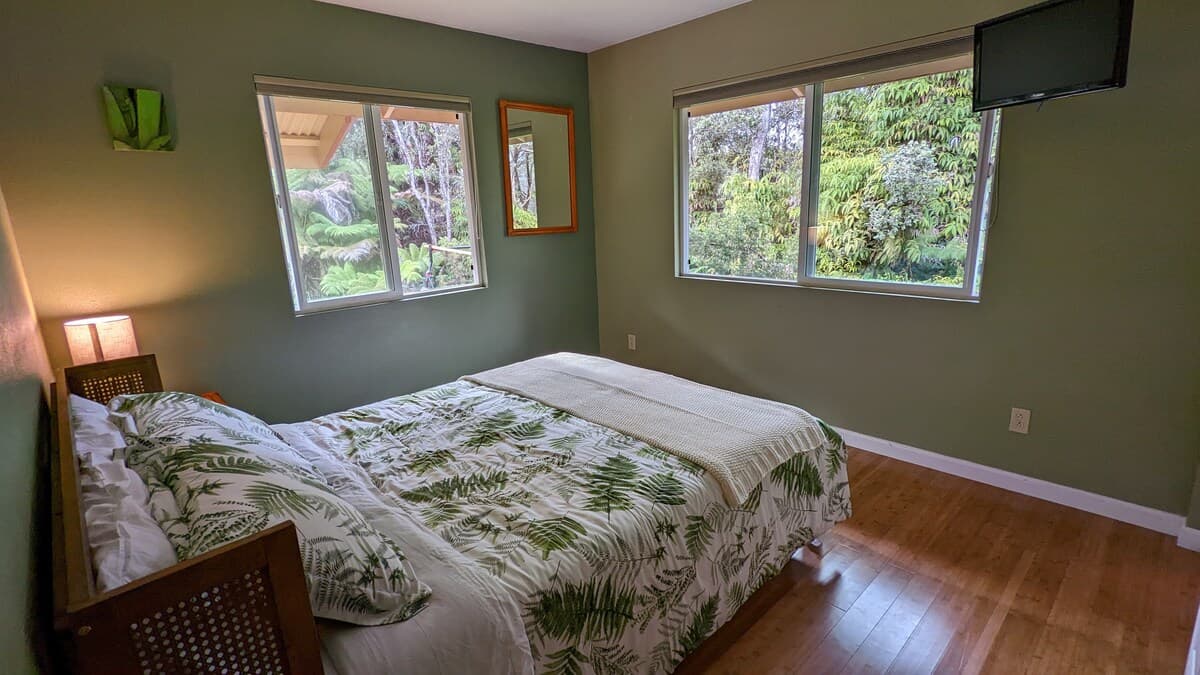 Local Living Gem: 5 Mins to Nat'l Park & Hilo Vibe - Photo 4