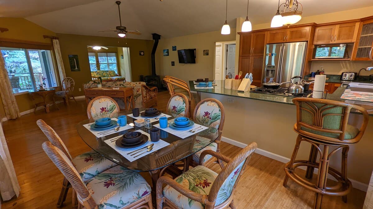 Local Living Gem: 5 Mins to Nat'l Park & Hilo Vibe - Photo 3