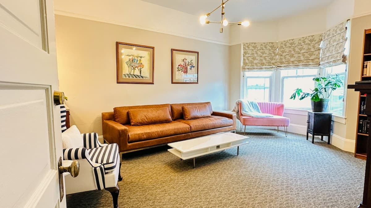 Duboce Triangle 5BR Flat with Fireplace - Photo 2