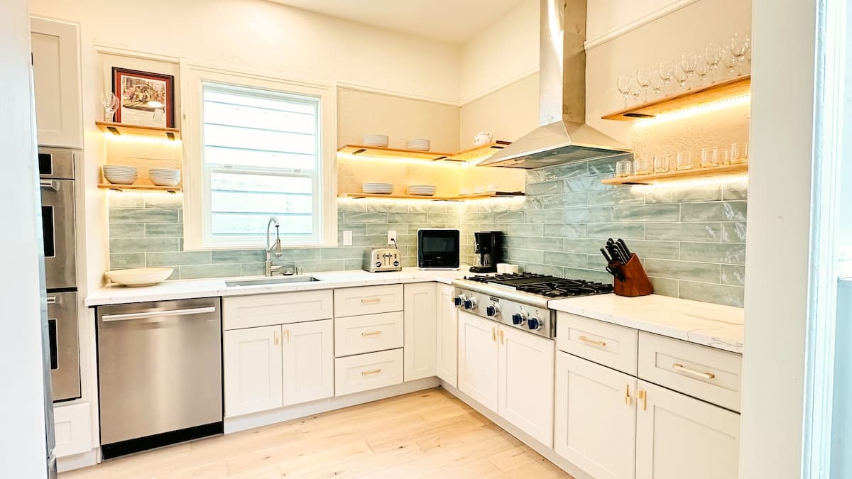 Duboce Triangle 5BR Flat with Fireplace - Photo 3