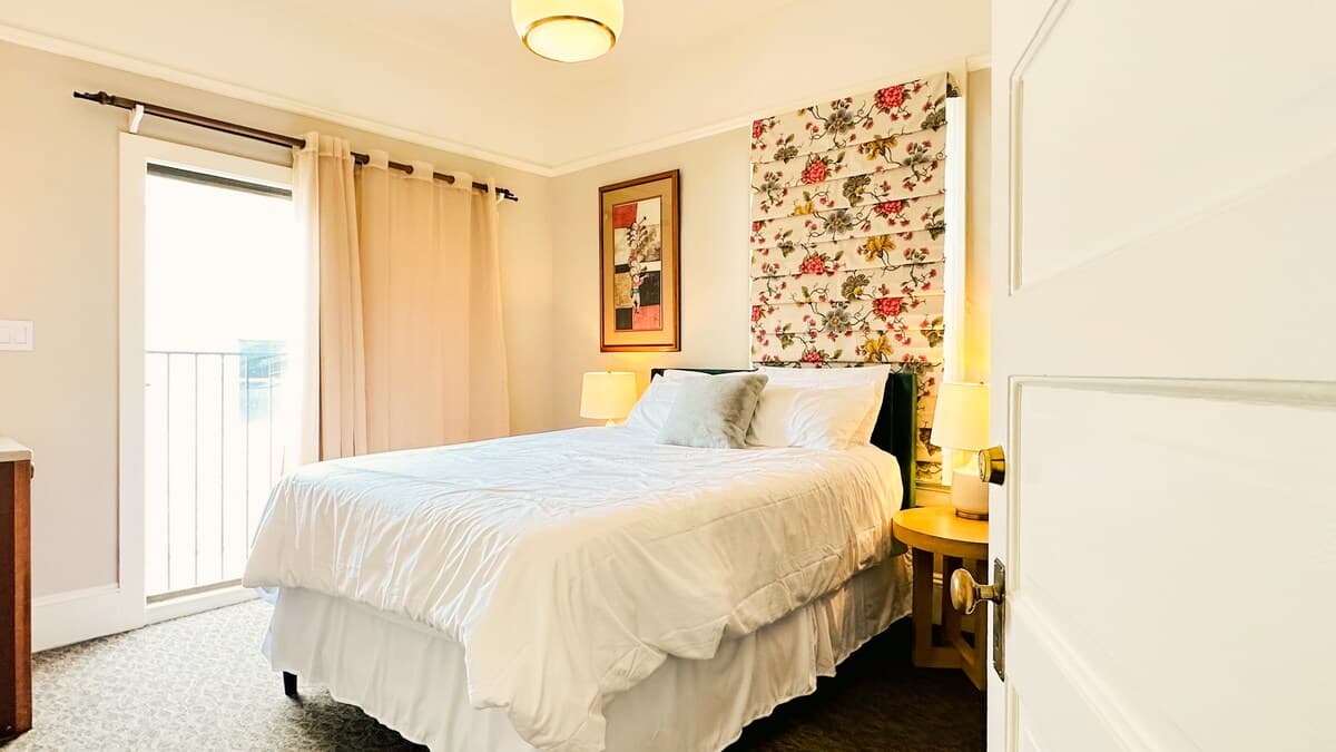 Duboce Triangle 5BR Flat with Fireplace - Photo 4