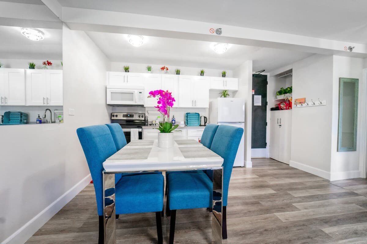 Condo in Honolulu · ★4.83 · 1 bedroom · 3 beds · 1 private bath - Photo 4