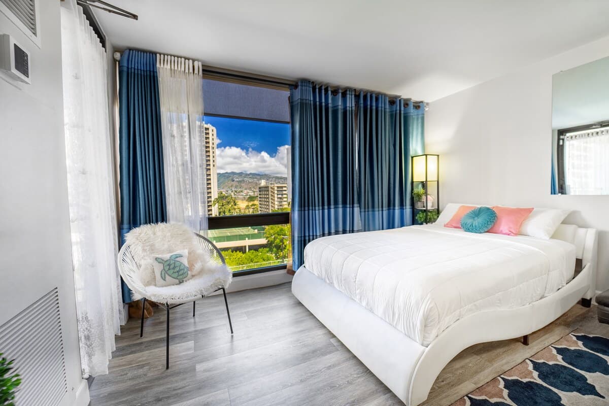 Condo in Honolulu · ★4.83 · 1 bedroom · 3 beds · 1 private bath - Photo 5
