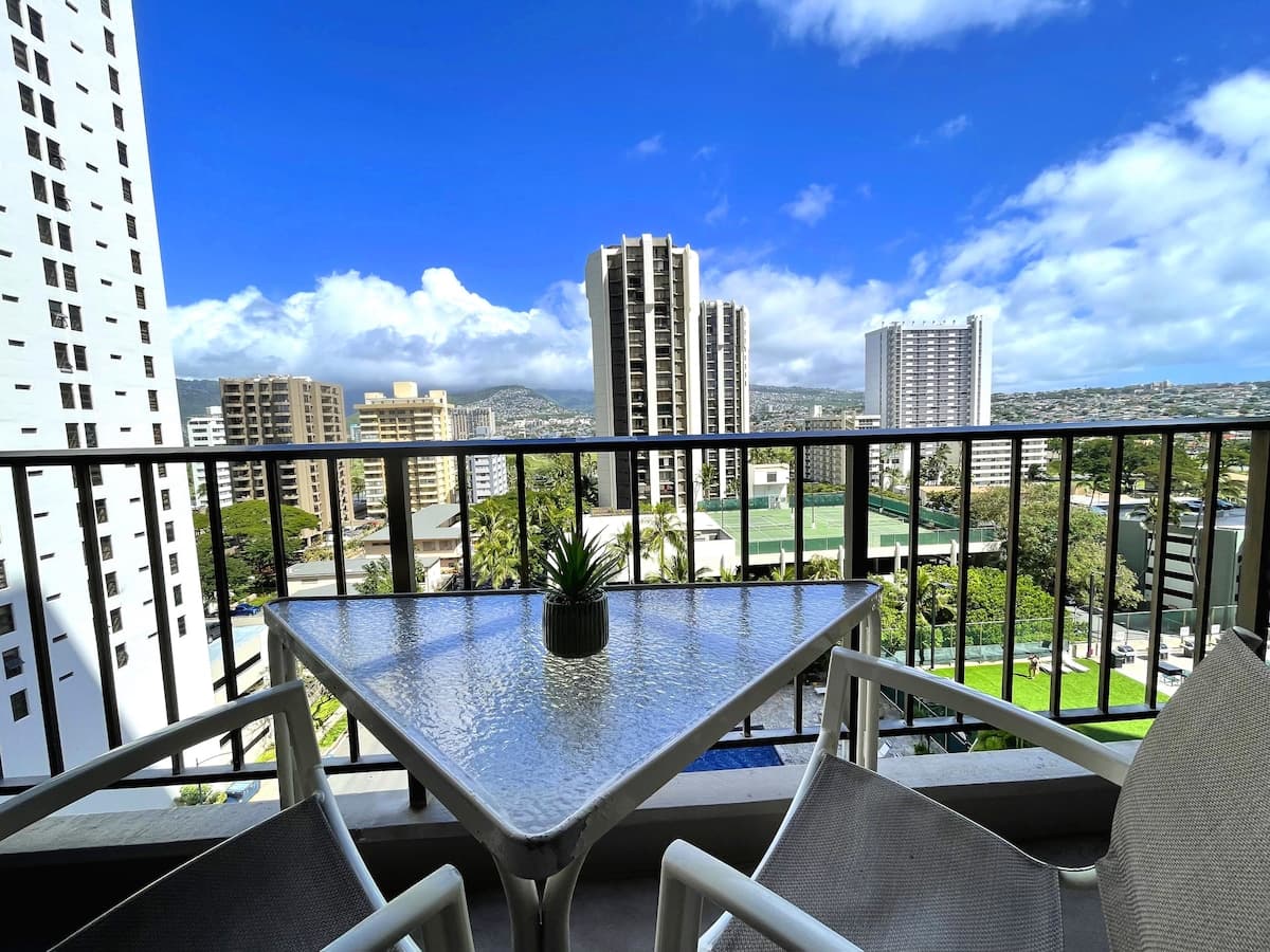 Hotel in Honolulu · ★4.57 · 1 bedroom · 3 beds · 1 private bath - Photo 1