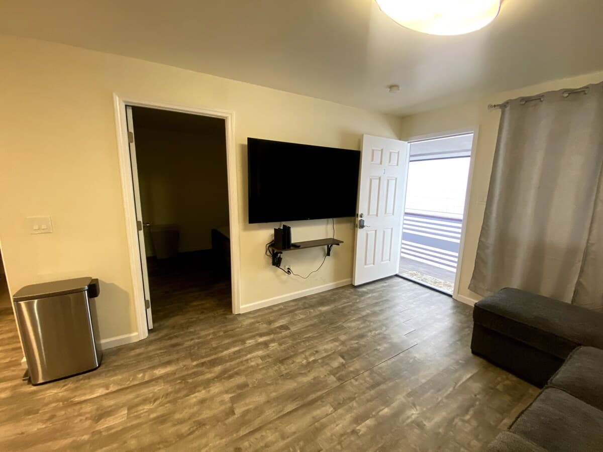 Cozy lovely 1BR w/full size kitchen & free Parking - Photo 3