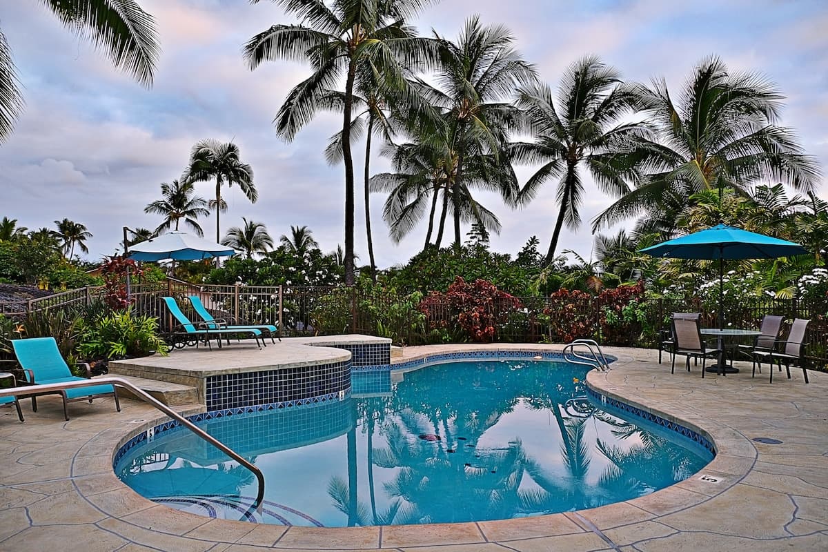 Home in Kailua-Kona · ★4.96 · 1 bedroom · 2 beds · 1 bath - Photo 2