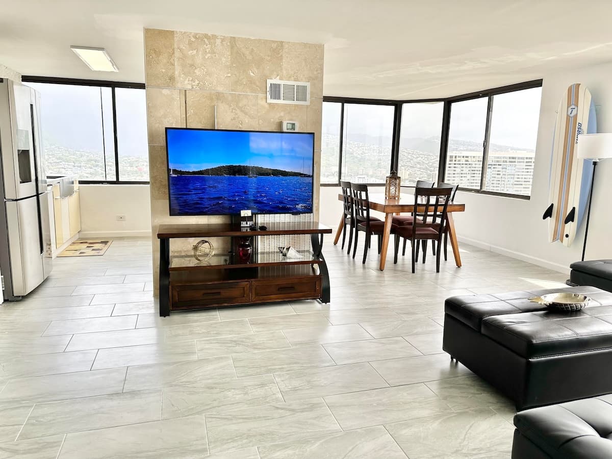 Waikiki Ocean View Penthouse 2/2 bdr/bath - Photo 3