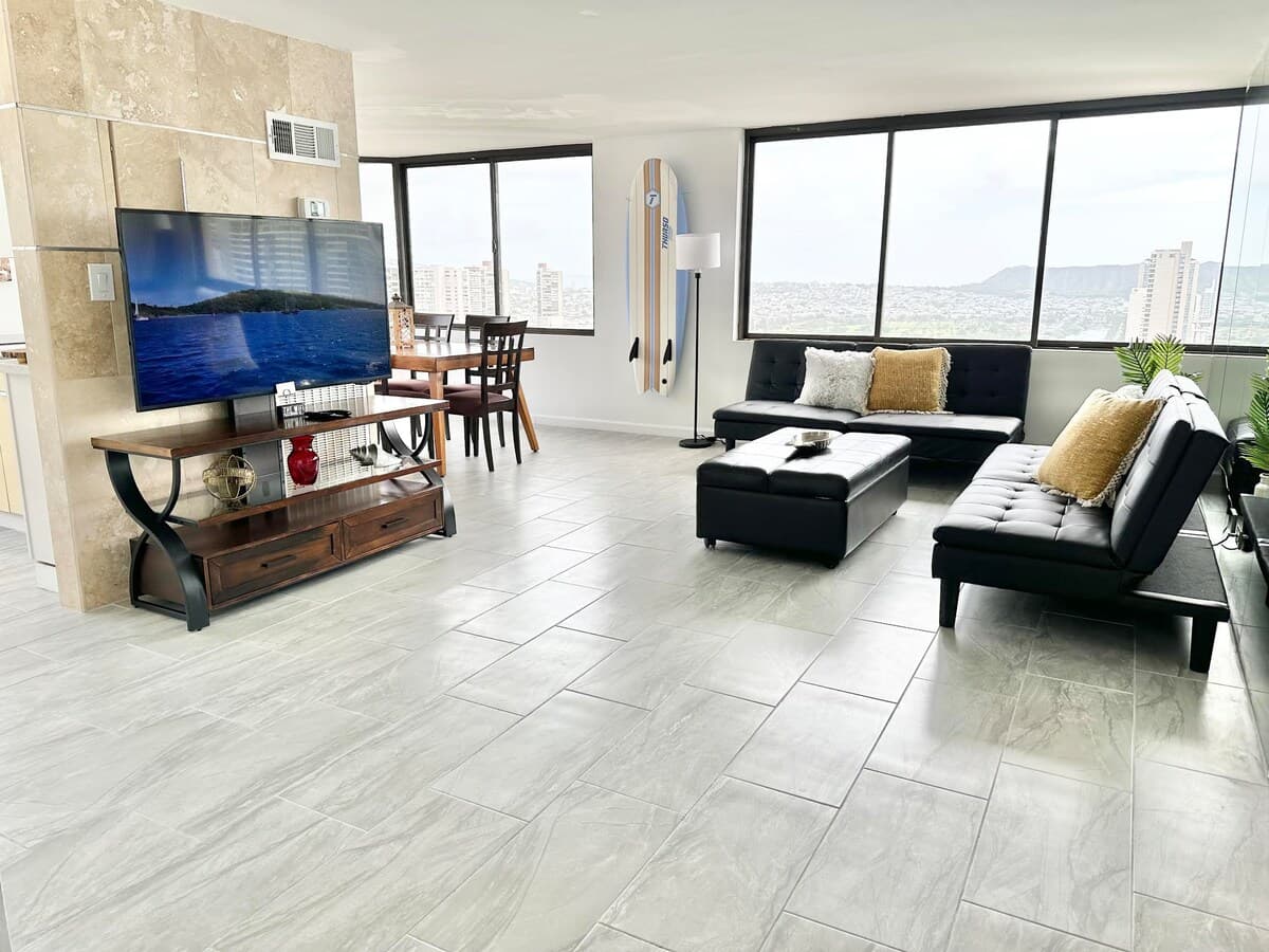 Waikiki Ocean View Penthouse 2/2 bdr/bath - Photo 2