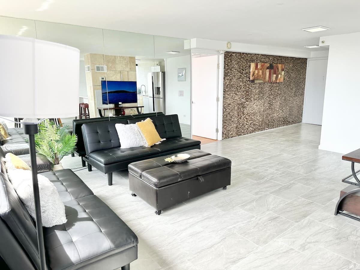Waikiki Ocean View Penthouse 2/2 bdr/bath - Photo 4