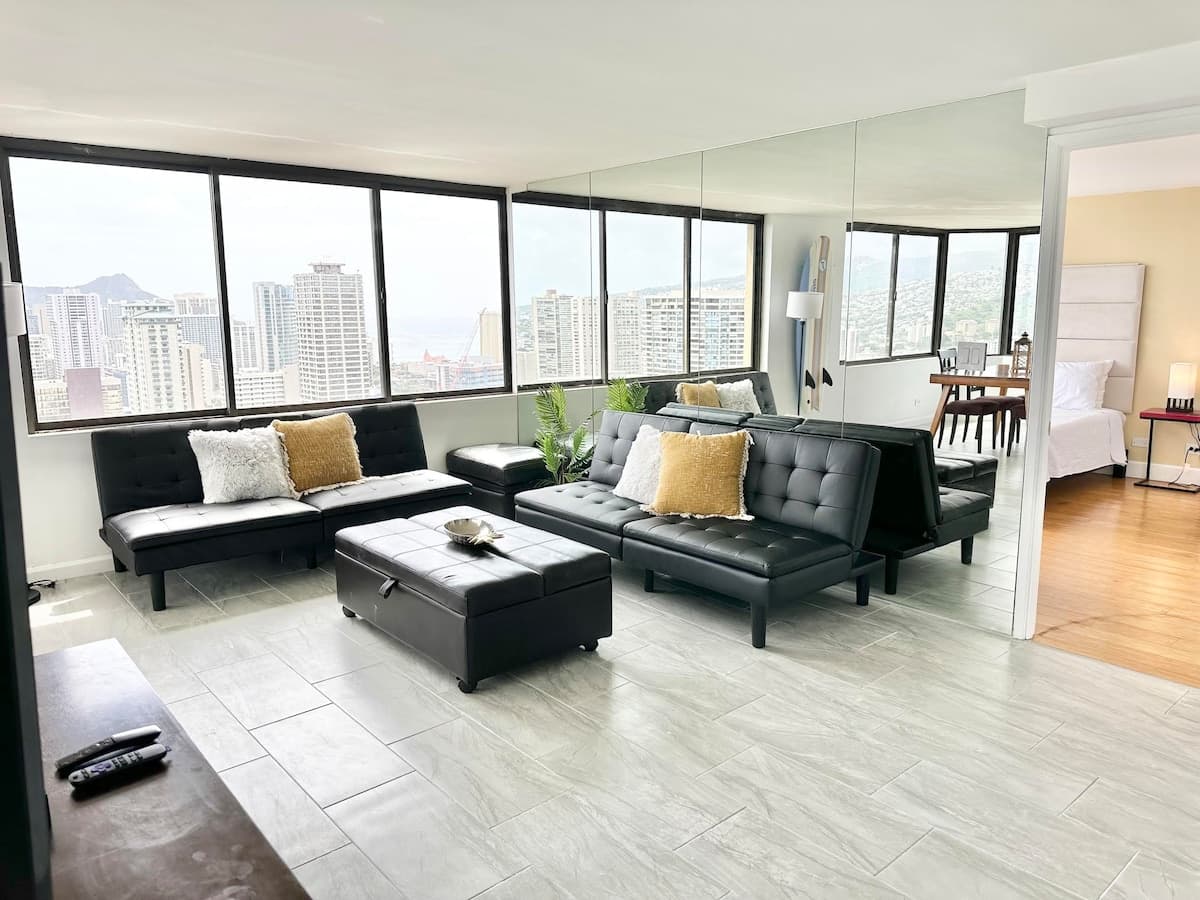 Waikiki Ocean View Penthouse 2/2 bdr/bath - Photo 1