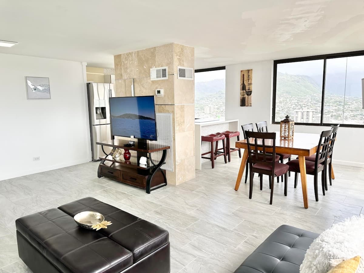 Waikiki Ocean View Penthouse 2/2 bdr/bath - Photo 5