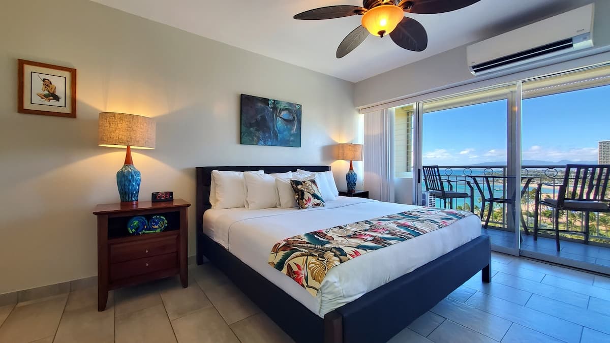 Waikiki Shore 1305 - Beachfront - Photo 3