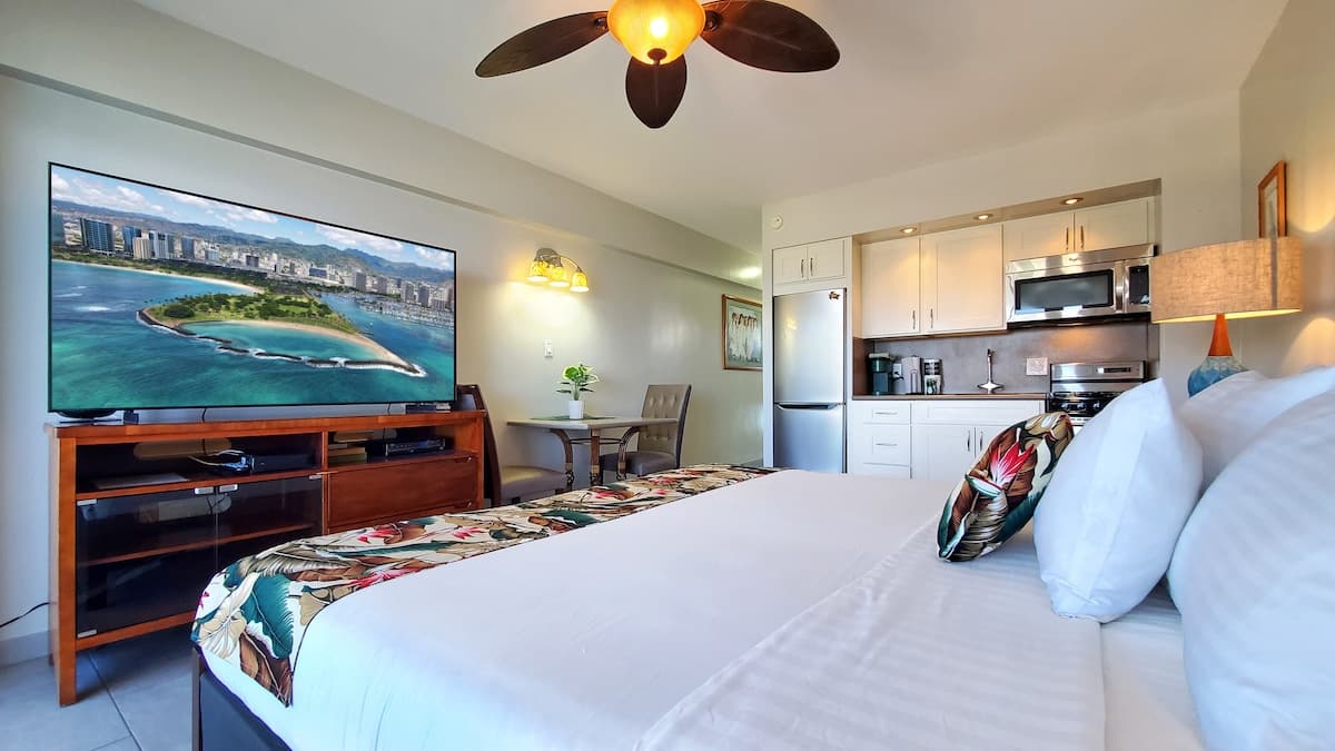 Waikiki Shore 1305 - Beachfront - Photo 2