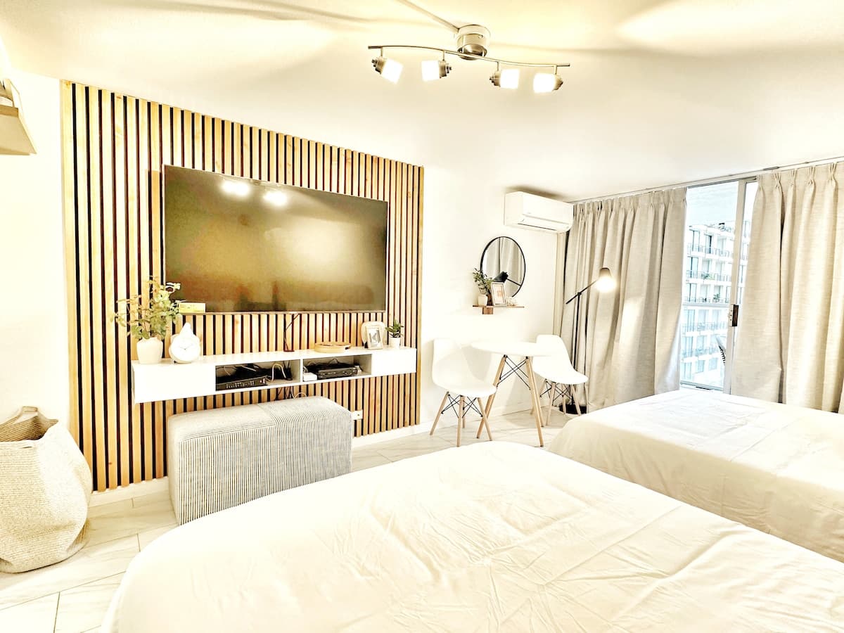 Boutique Studio w/City & Canal Views in Waikiki! - Photo 2