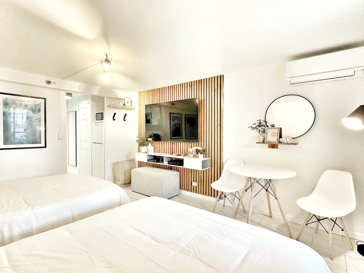 Boutique Studio w/City & Canal Views in Waikiki! - Photo 5