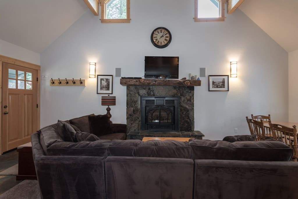 Charming West Shore Home with Loft Office - Photo 5