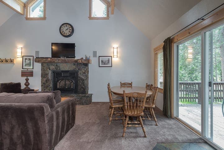 Charming West Shore Home with Loft Office - Photo 4