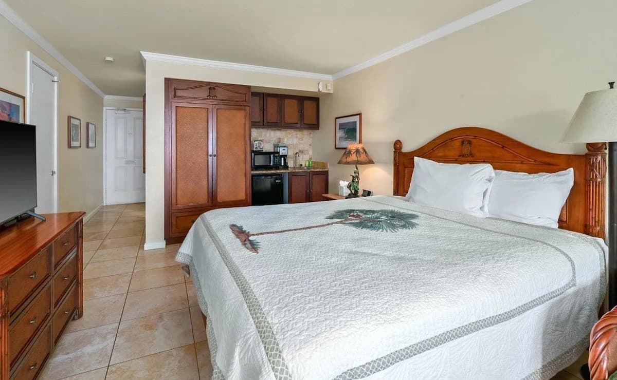 Beautiful OCEAN VIEW with free Parking & Top Floor - Photo 4