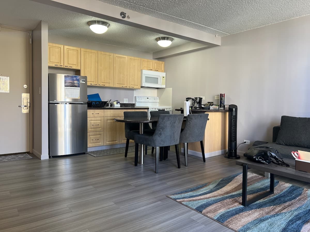 Spacious 1 bedroom at Waikiki Sunset/Free Parking - Photo 1