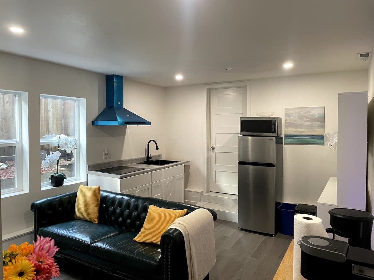 1 bedroom 1 bathroom complete guest suite - Photo 1