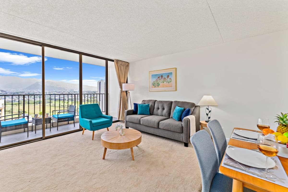 Condo in Honolulu · ★4.79 · 1 bedroom · 3 beds · 1 private bath - Photo 3