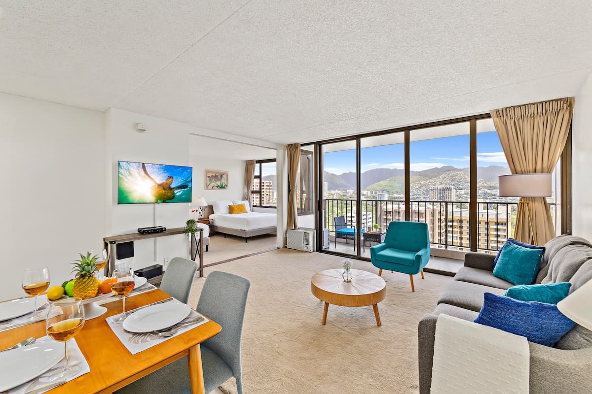 Condo in Honolulu · ★4.79 · 1 bedroom · 3 beds · 1 private bath - Photo 2