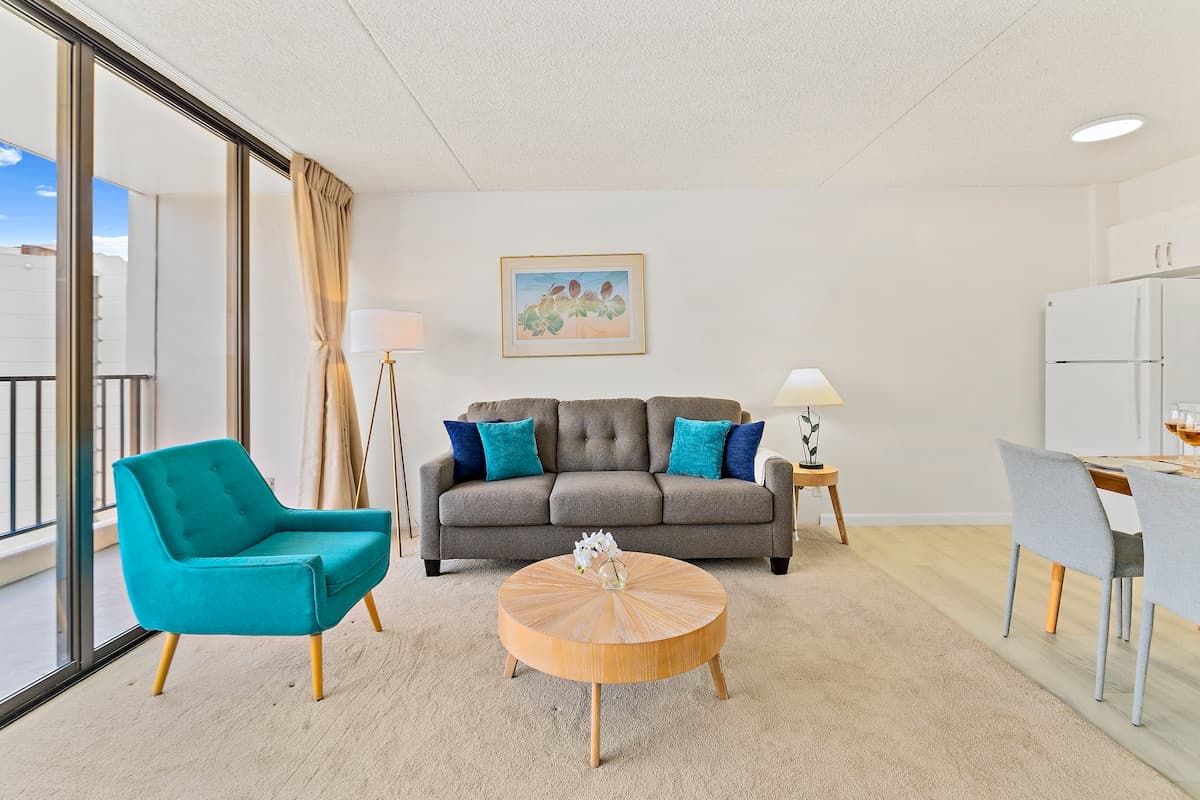 Condo in Honolulu · ★4.79 · 1 bedroom · 3 beds · 1 private bath - Photo 4