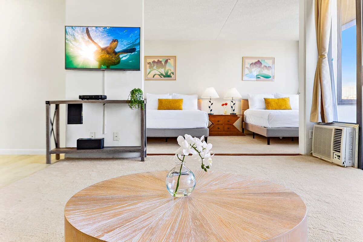 Condo in Honolulu · ★4.79 · 1 bedroom · 3 beds · 1 private bath - Photo 5