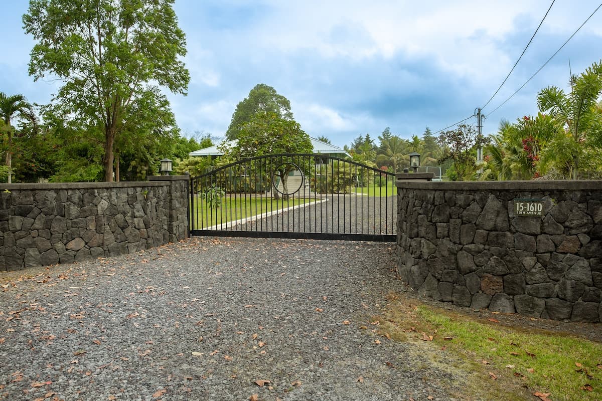 Home in Keaau · ★4.94 · 3 bedrooms · 5 beds · 2 private baths - Photo 2